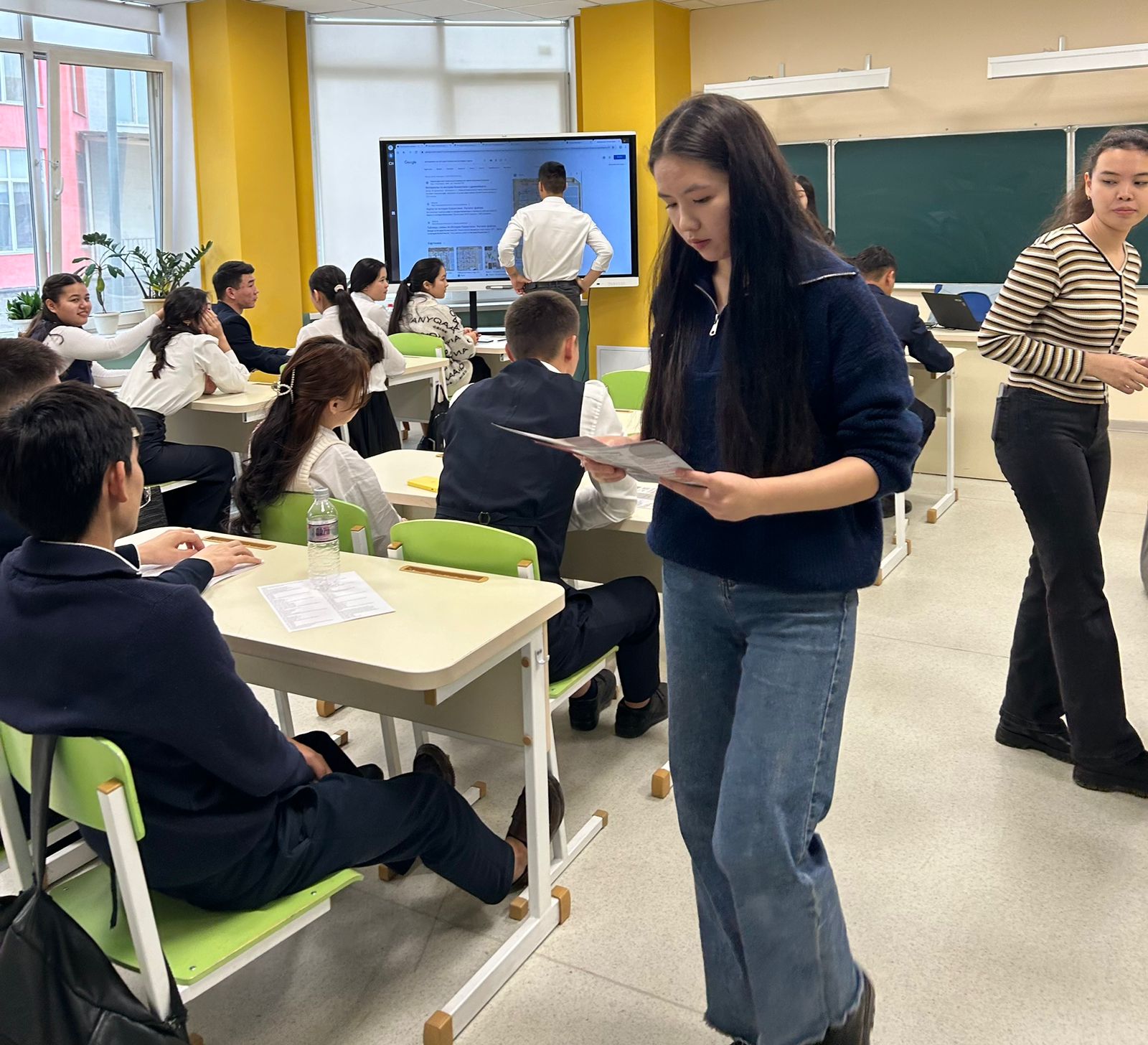 " Нархоз университетінің өкілдері келді. "