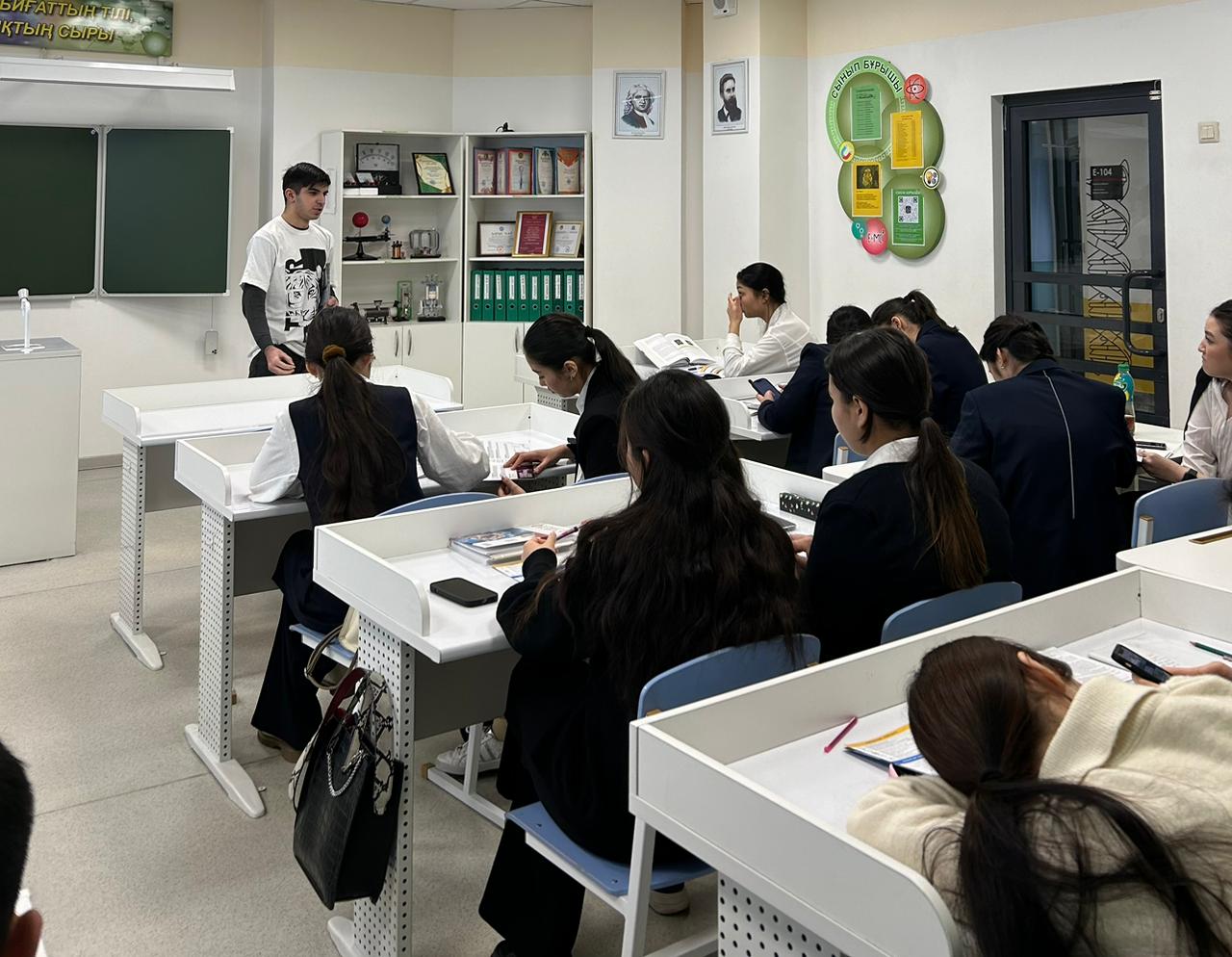 "Тұран университетінің өкілдері келді. "