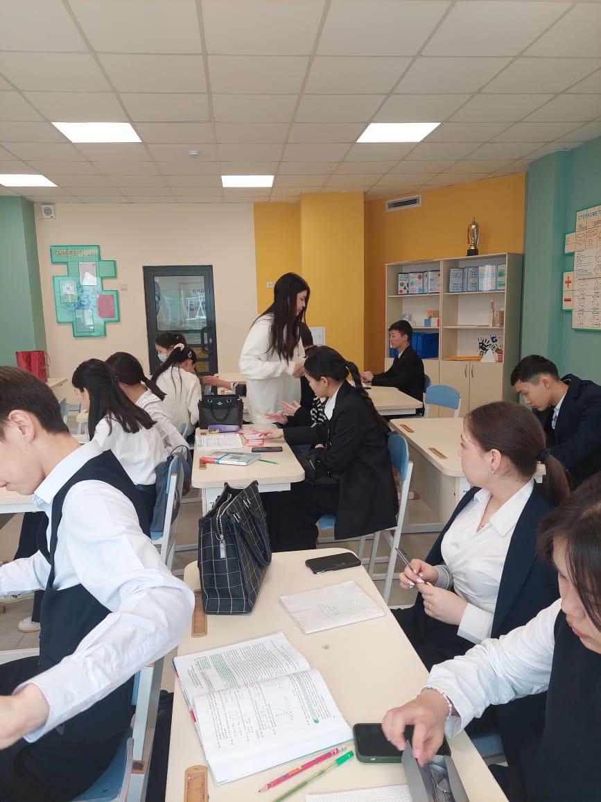 MAQSUT NARIKBAYEV университетінің белсенді  өкілдері келді