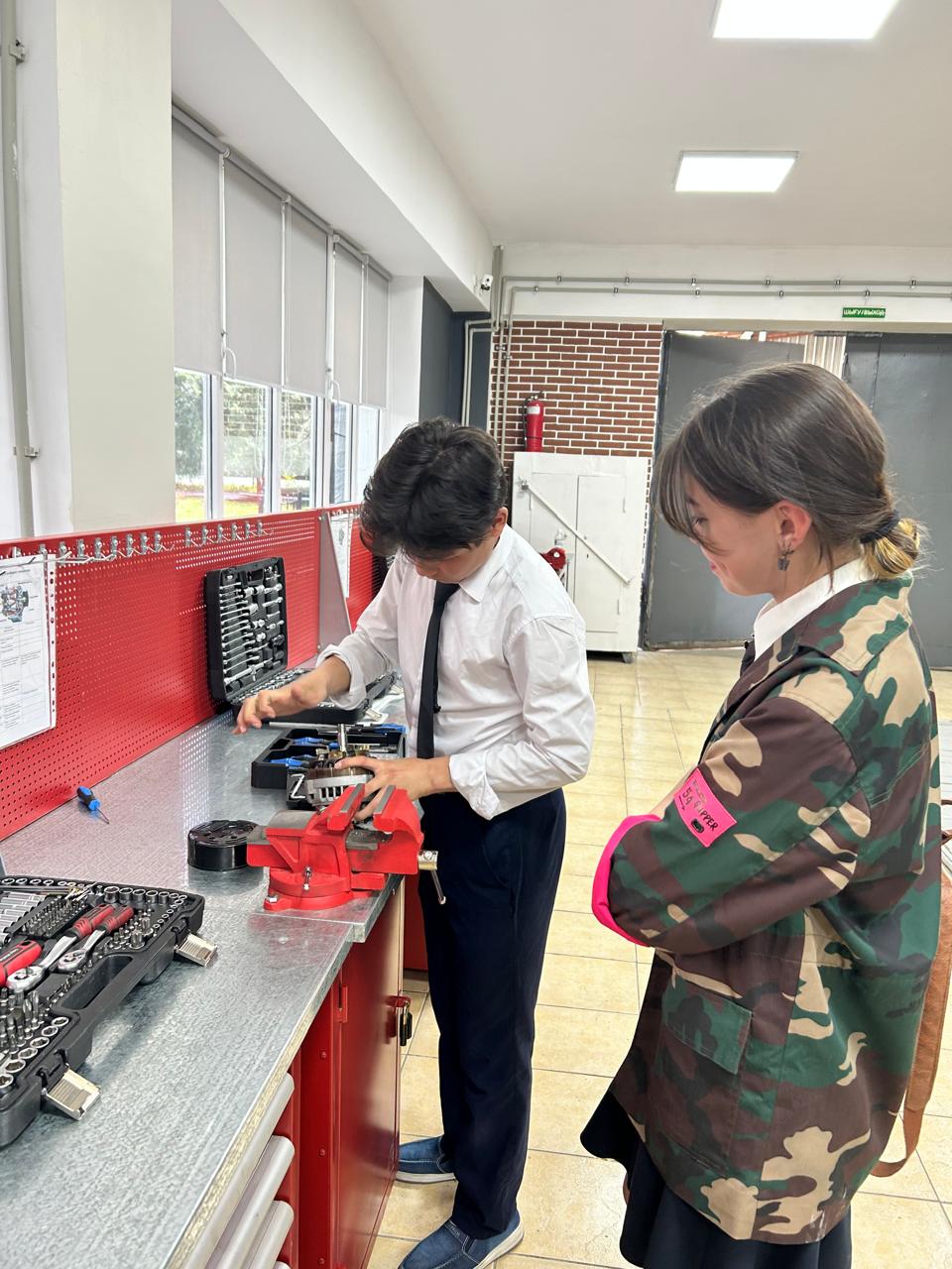 « Архитектура,дизайн және инженерия колледжінде » өткен, ашық есік күніне барып қайтты.