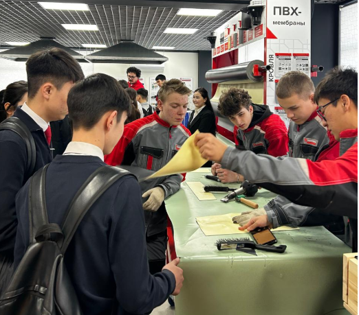 «Архитектура, дизайн және инженерия колледжінде » өткен,  ашық есік күніне барып қайтты.