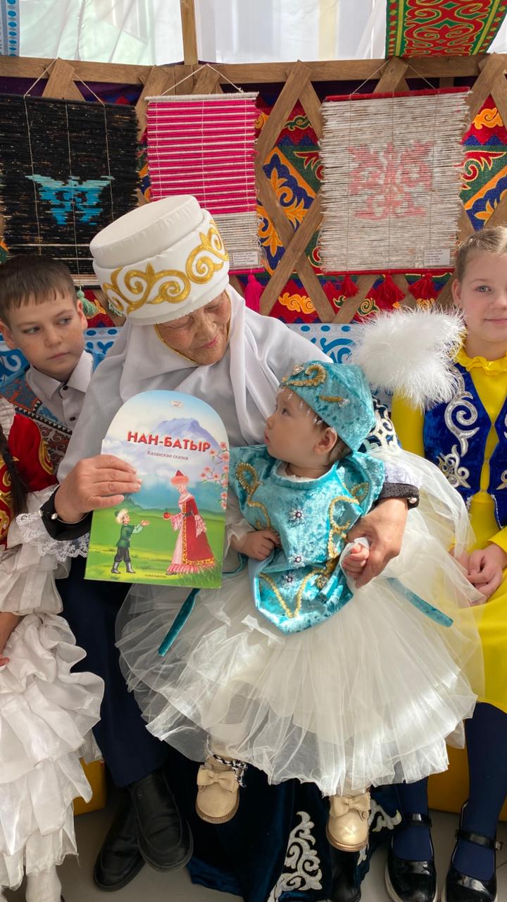 казахский национальный обряд «Тұсау кесу».